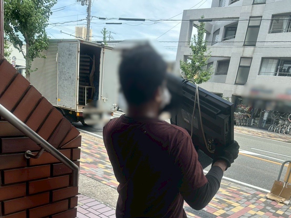 「洗濯機や冷蔵庫、テレビ、レンジ、机、テーブルなどを回収しました」作業写真
