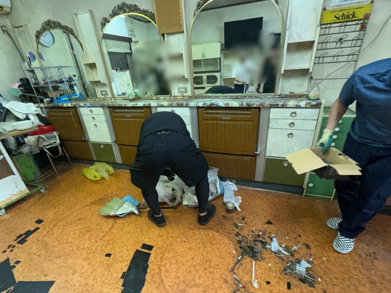 「1DKのマンションのお部屋から本棚やテーブルなどをお引き取りしました」作業写真