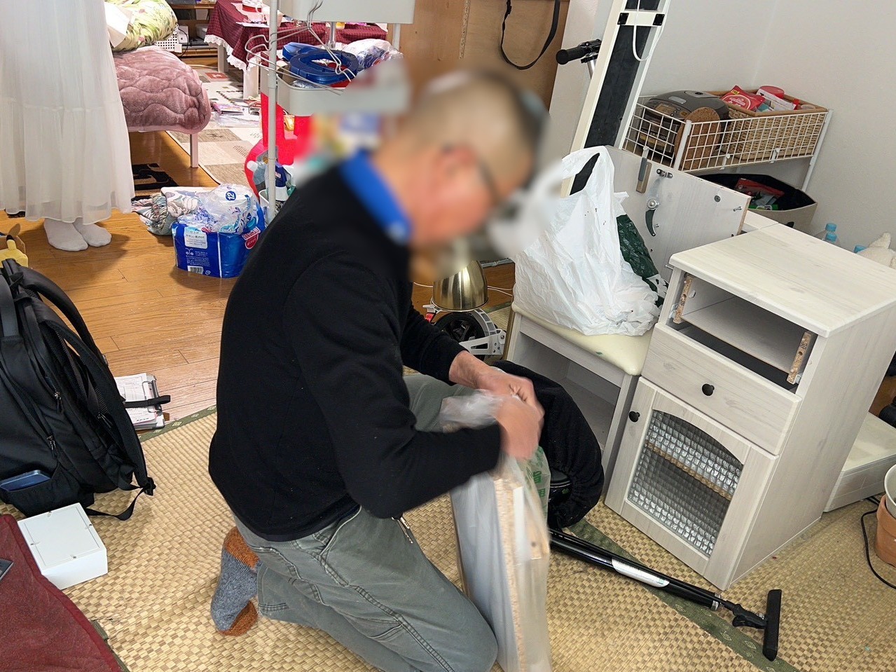 「1DKのアパートのお部屋から椅子やドレッサー、クッションなどを回収しました」作業写真