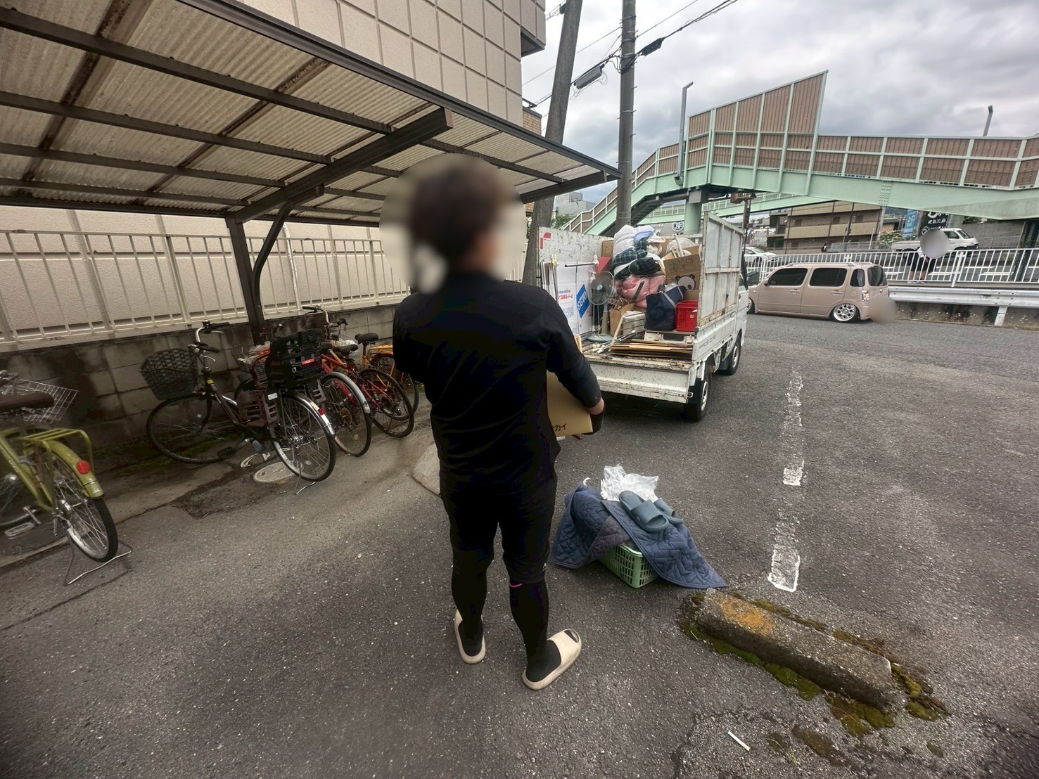 「1DKのマンションのお部屋からガスコンロや扇風機などを回収しました」作業写真