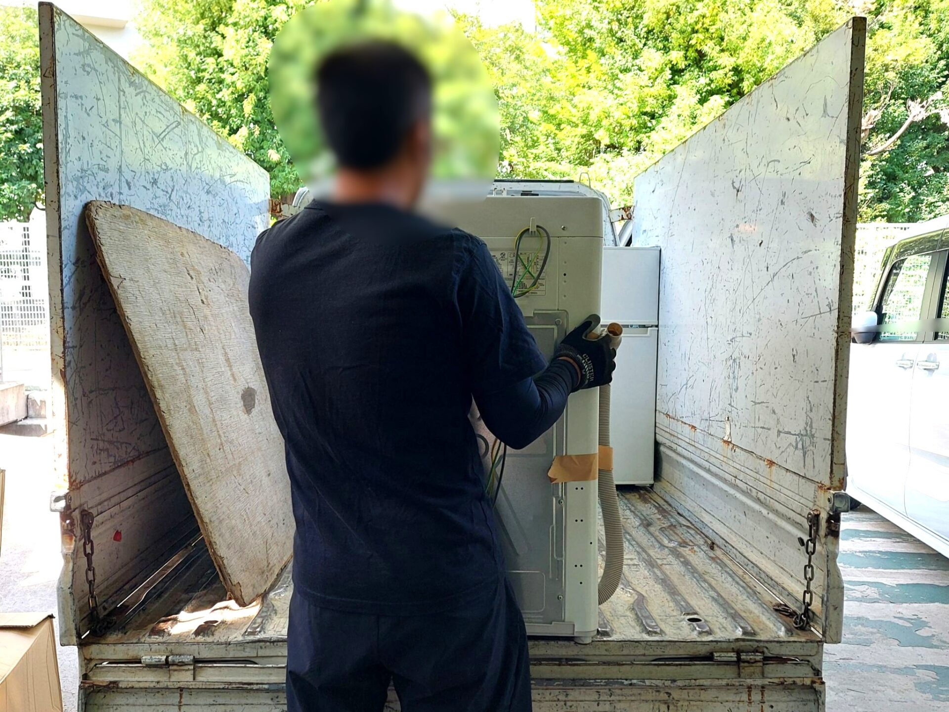 「マンションの1LDKのお部屋から冷蔵庫と洗濯機をお引き取りしました」作業写真